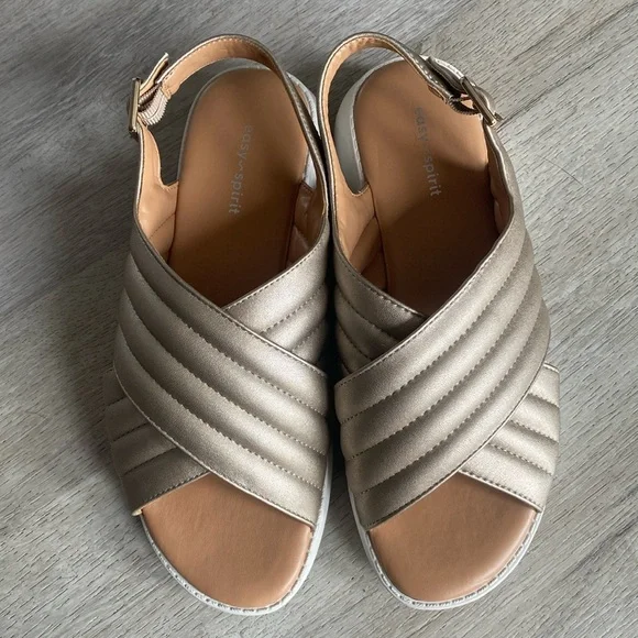 NWOT Easy Spirit Erin Comfort Casual Sandals Gold Metallic - Picture 2 of 9